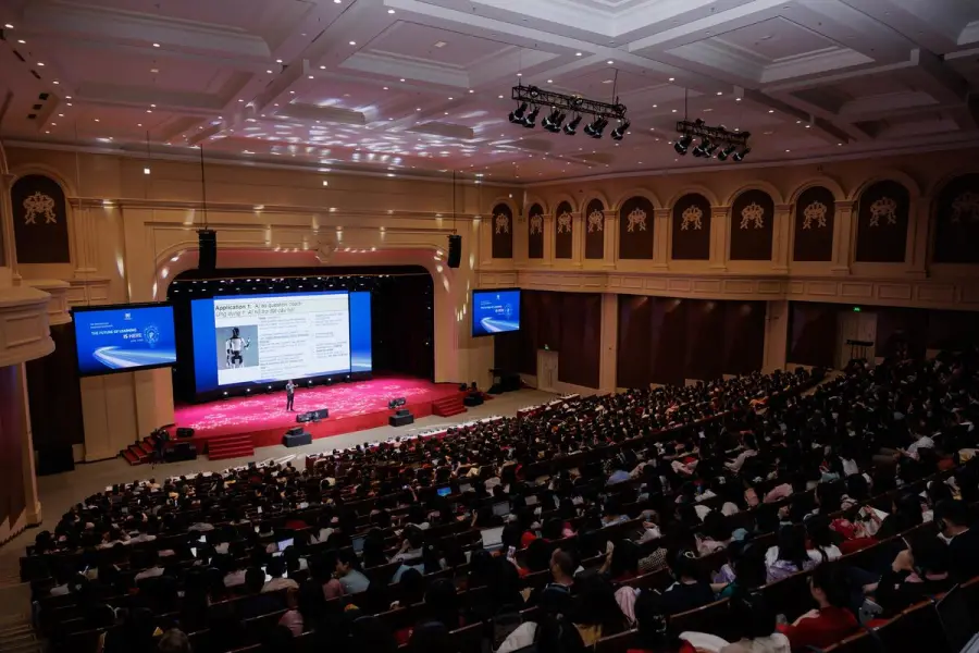 Dr Cyrus Golding keynote to 6,000+ educators, Vinschool Hanoi 2025